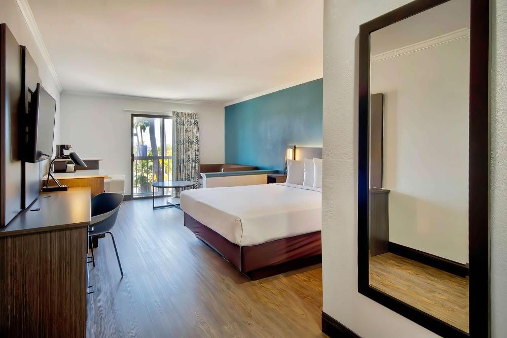 Queen Room - Non-Smoking interior